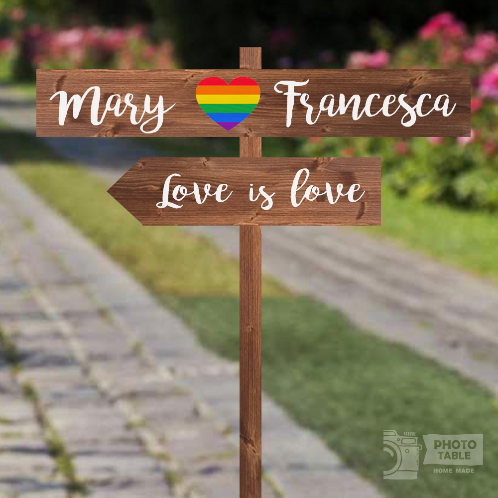 Cartello nomi sposi con cuore arcobaleno e freccia Love is love - Gay Wedding